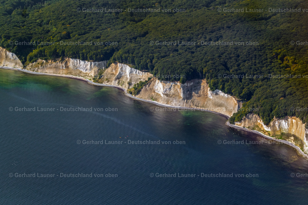 4061390 | SASSNITZ 08.09.2021 Blick auf die Kreideküste im Nationalpark Jasmund bei Sassnitz auf der Insel Rügen in Mecklenburg-Vorpommern. Der markante Felsvorsprung Königsstuhl befindet sich in der Umgebung der Stubbenkammer in dem seit 1990 bestehenden Nationalpark am Ufer zur Ostsee mit einem Buchenwald, der teilweise zum UNESCO-Welterbe gehört. // View of the chalk cliff coast in the National Park Jasmund near Sassnitz on the island Ruegen in Mecklenburg-West Pomerania. Foto: Gerhard Launer