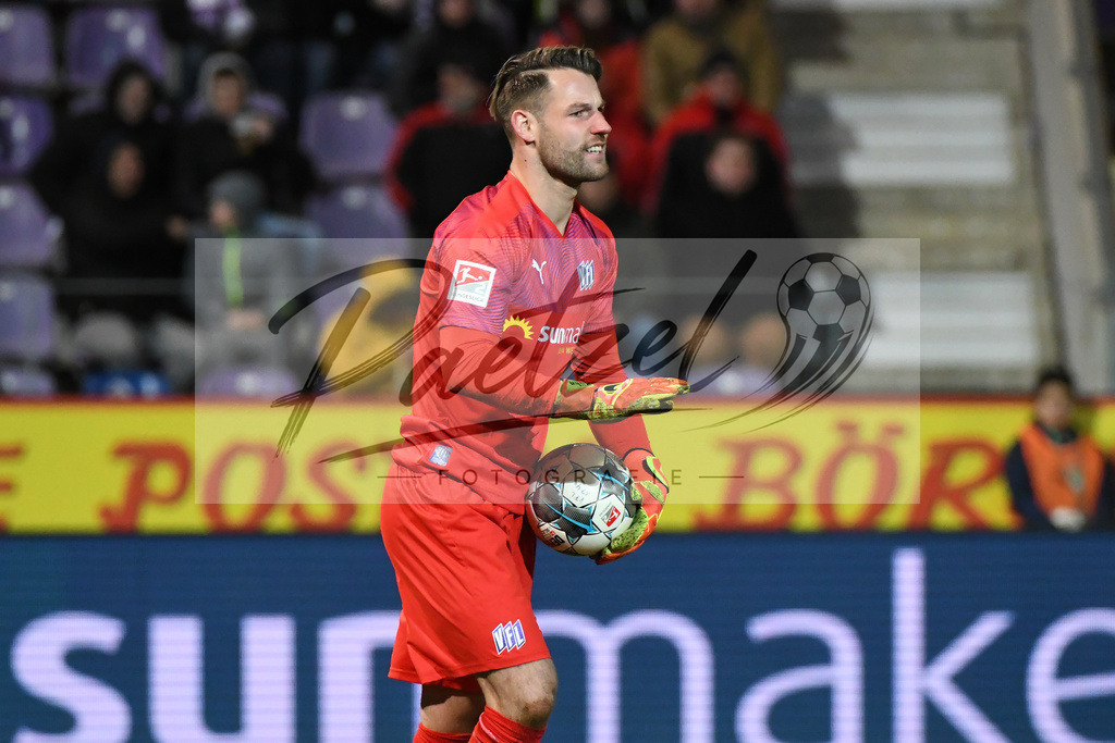 20200221_OSNAUE_0060 | Fussball, Herren: Torhueter Philipp Kuehn (VfL Osnabrueck) gestikuliert bei dem Spiel der 2. Bundesliga zwischen VfL Osnabrueck und FC Erzgebirge Aue im Stadion an der Bremer Bruecke am 21.02.2020 in Osnabrueck, Deutschland.DFB / DFL REGULATIONS PROHIBIT ANY USE OF PHOTOGRAPHS AS IMAGE SEQUENCES AND/OR QUASI-VIDEO. - Realisiert mit Pictrs.com
