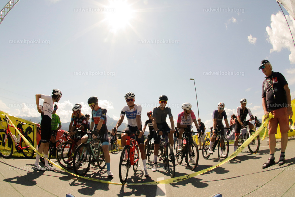 642_20230817_Bewerb_Maenner_Muehlanger | AUT - OESTERREICH, 2023-08-16: SPORT RENNRAD-FAHREN - 55. INTERNATIONALER RADWELTPOKAL IN ST. JOHANN IN TIROL  - Vintage-Radrennen mit WM-Bronze-Medaillen-Siegerin Christina Schweinberger, den Teilnehmer und Alexander Baumann (vom Orginastions-Team) - TAG 2 BEWERB MAENNER IN SECHS GRUPPEN  ; Foto: Roland Muehlanger