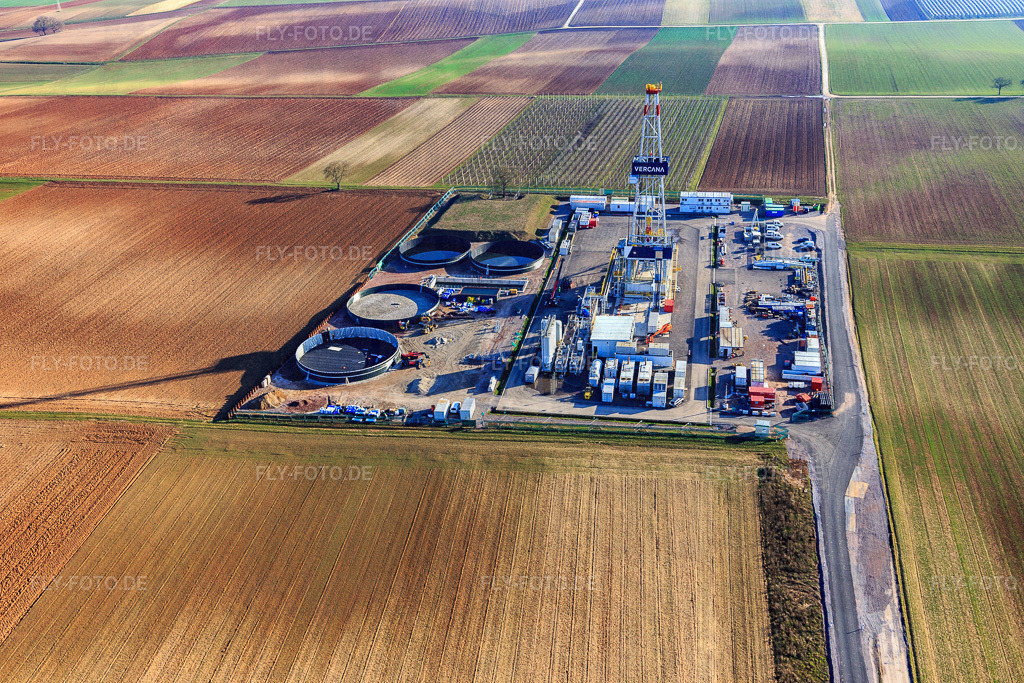 Bohrturm des Tiefenbohrplatz V20 von Vulcan Energy am Schleidberg zur Förderung von Geothermie und Lithium https://v-er.eu/de/ | Luftbild: Bohrturm des Tiefenbohrplatz V20 von Vulcan Energy am Schleidberg zur Förderung von Geothermie und Lithium https://v-er.eu/de/ in Insheim im Bundesland Rheinland-Pfalz in Deutschland. Foto: IMG_145443.jpg vom 05.03.2025 durch Werner Riehm/FLY-FOTO.de - Realisiert mit Pictrs.com