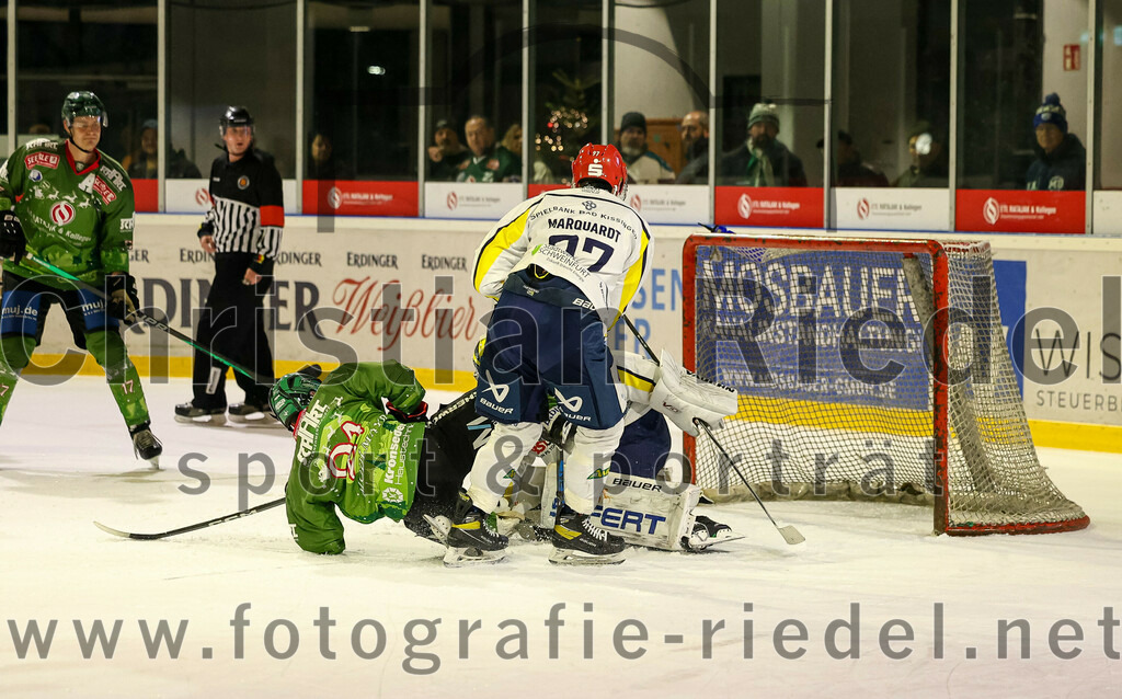 2023-12-26_131_TSV_Erding_gegen_ERV_Schweinfurt | Erding, Deutschland, 26.12.2023:
Eishockey, Bayernliga Vorrunde 2023 / 2024, 20. Spieltag, TSV Erding gegen ERV Schweinfurt, Endergebnis: 9:3

Erik Modlmayr (Erding Gladiators, #21), Torwart Benedict Roßberg (ERV Schweinfurt, #42)

Foto: Christian Riedel / fotografie-riedel.net
