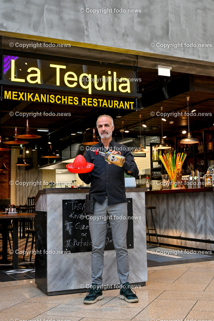 Plus City_ La Teqilla_ 13.12.2023-6 | 13.12.2023, Pasching, AUT, Plus City, im Bild La Teqilla, Mexikanisches Restaurant

Dogan (Kellner, Geschaeftsfuehrer Stv.)