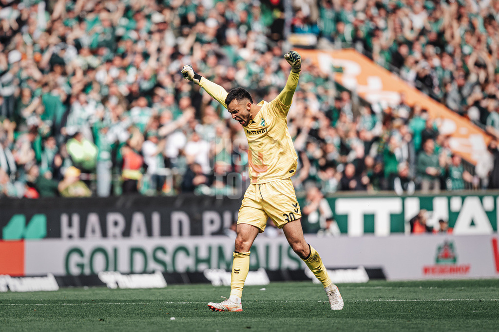 Fußball | Männer | Saison 2025/2026 | 1. Fußball-Bundesliga | 30. Spieltag | SV Werder Bremen vs. Hamburger SV | 18.04.2026 | Mio Backhaus (#30, SV Werder Bremen) jubelt nach einem Tor