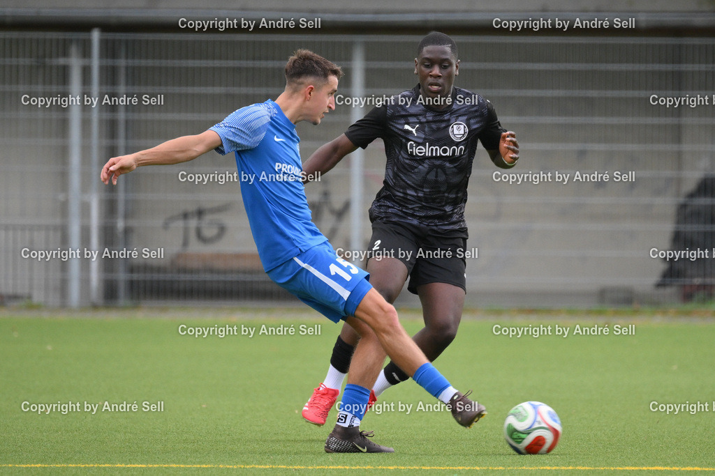 TSV Klausdorf vs SV Dörpum | Nils Adjamgba (Klausdorf #2) vs Simon Bahnsen (Dörpum #15) / Fußball-Landesliga Schleswig Männer 2026/2027 / TSV Klausdorf vs SV Dörpum / Kunstrasenplatz Klausdorf / Schwentinental / 17.10.26 - Realisiert mit Pictrs.com