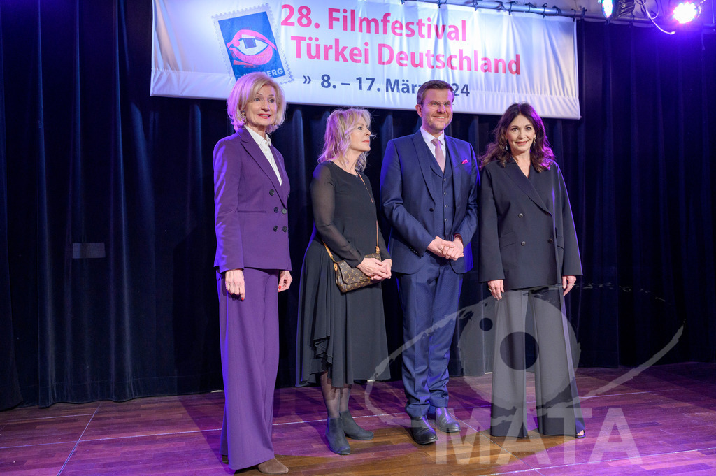 _DWI4247 | Prof. Dr. Julia Lehner (Kulturbürgermeisterin Nürnberg), Hale Soygazi (Ehrenpreisträgerin 2024), Marcus König (Oberbürgermeister Nürnberg) und Iris Berben (Ehrenpreisträgerin 2024) bei der Eröffnung der 28. Film Festival Türkei Deutschland  am 08.3.2024  in Nürnberg - Realisiert mit Pictrs.com