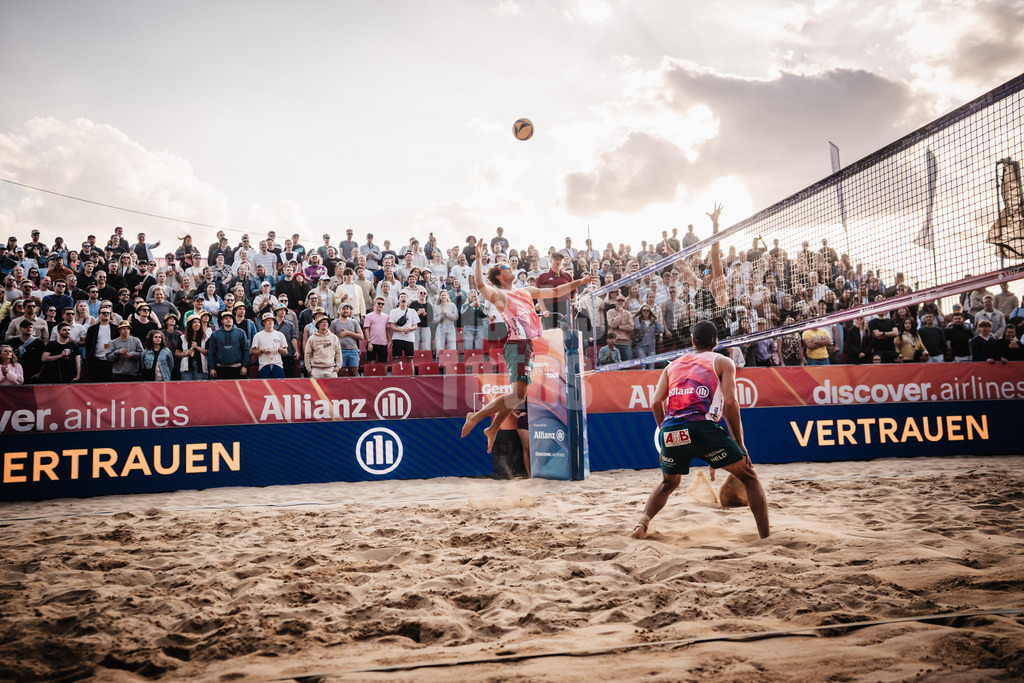 Beachvolleyball | Männer | Allianz German Beach Tour 2025 | Tourstop Düsseldorf | 16.05.2025 | Hennes Nissen beim Angriff