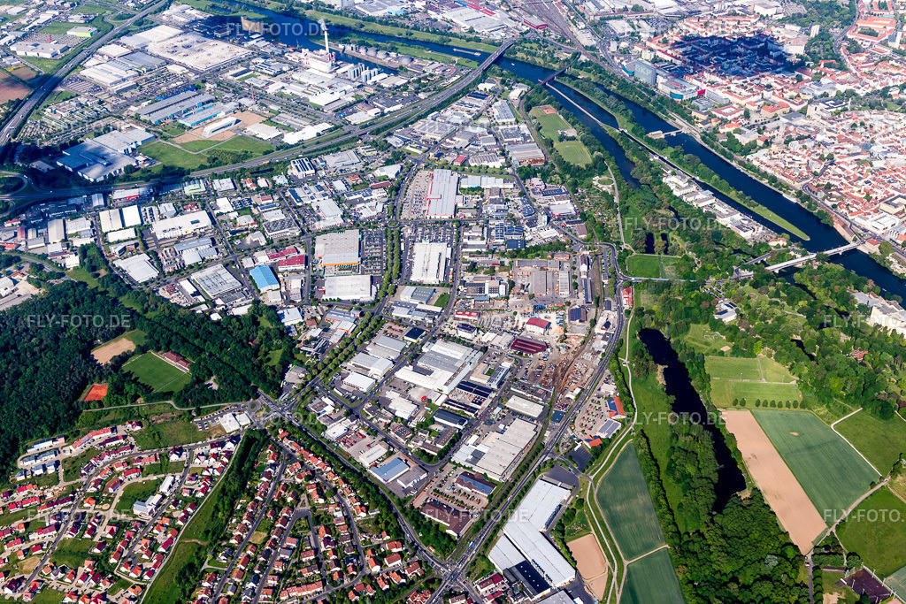 Gewerbegebiet und Firmenansiedlung Sennfeld West am Main | Luftbild: Gewerbegebiet und Firmenansiedlung Sennfeld West am Main in Sennfeld im Bundesland Bayern in Deutschland. Foto: IMG_100047.jpg vom 26.05.2017 durch Werner Riehm/FLY-FOTO.de - Realisiert mit Pictrs.com