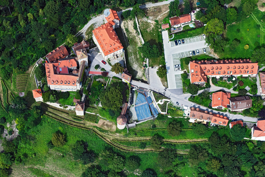 dr__0071472.jpg | KüNZELSAU 12.08.2021 Burganlage des Schloß Stetten in Künzelsau im Bundesland Baden-Württemberg, Deutschland. // Castle of Stetten in Kuenzelsau in the state Baden-Wuerttemberg, Germany. Foto: Daniel Reiter