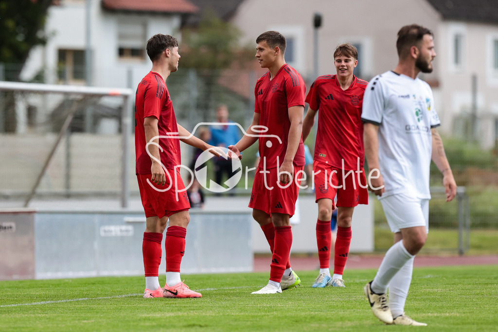 SSV Dillingen - FC Bayern Amateure | Die Bayern jubeln ueber einen Treffer beim Testspielerfolg in Dillingen