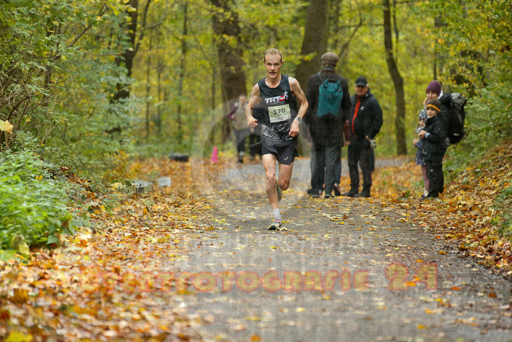 251026_1153_EX1_9761 | Sportfotografie im Rhein-Sieg Kreis, Köln, Bonn, NRW, Rheinland Pfalz, Hessen, etc. Unser Tätigkeitsfeld umfasst den Laufsport vom Volkslauf über den Marathon, Duathlon, Triathon bis zum Ultralauf wie Kölnpfad Ultra oder Schindertrail.