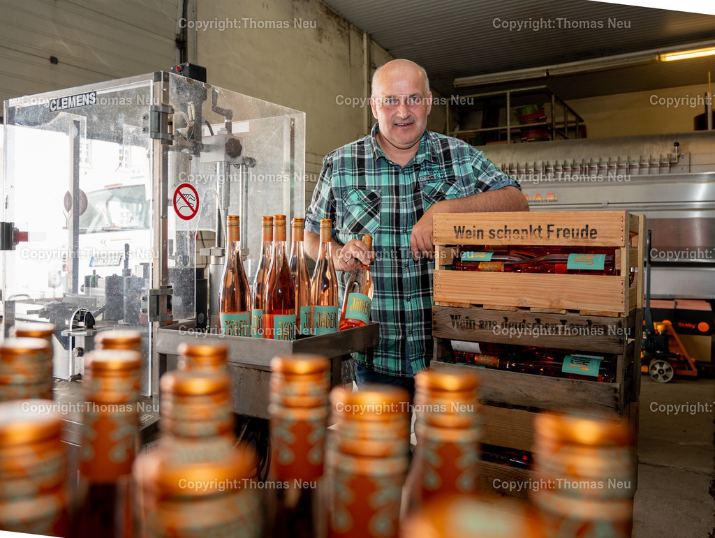 Weingut_Jaeger_DSC_4338 | Bensheim,  Weingut Jäger, Michael Jäger beim ettiketieren, Bild: Thomas Neu