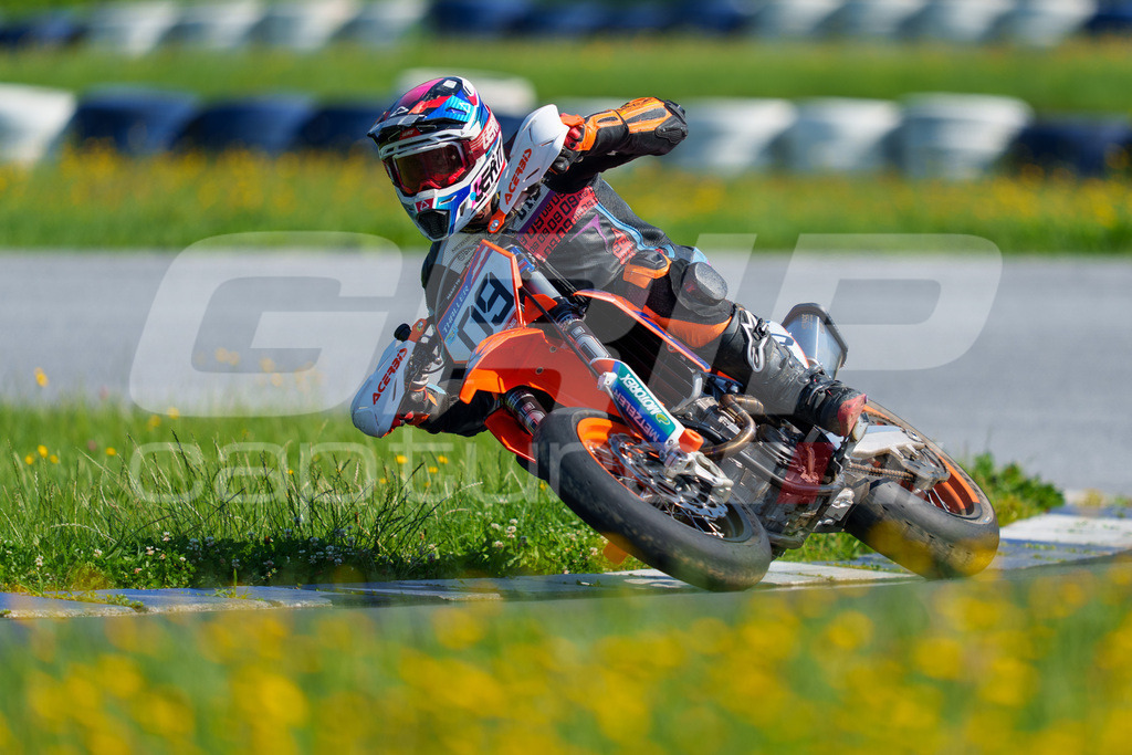 SuperMoto_Staatsmeisterschaft_Greinbach_121 | GRIPcapture steht für authentische Sportfotografie in Österreich – für Momente, die mehr sind als Geschwindigkeit oder Ergebnis. Es geht um Emotion, Spannung, Fokus und den Augenblick, der oft nur einen Wimpernschlag dauert.Ob Motorsport, Teamsport oder 