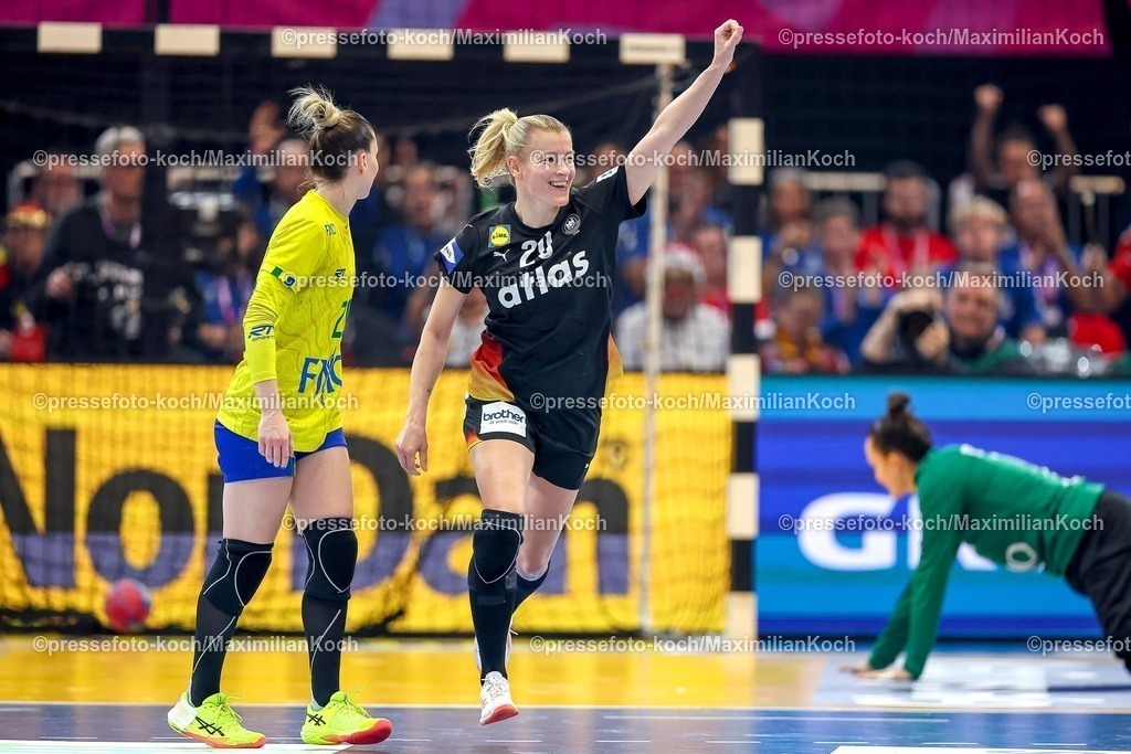 IHF09122501060 | 09.12.2025, Handball WM Frauen, Viertelfinale, Deutschland - Brasilien, 27th IHF Women's Handball World Championship, Westfalenhalle Dortmund: Antje Doll (GER #29)  jubelnd auf dem Spielfeld 