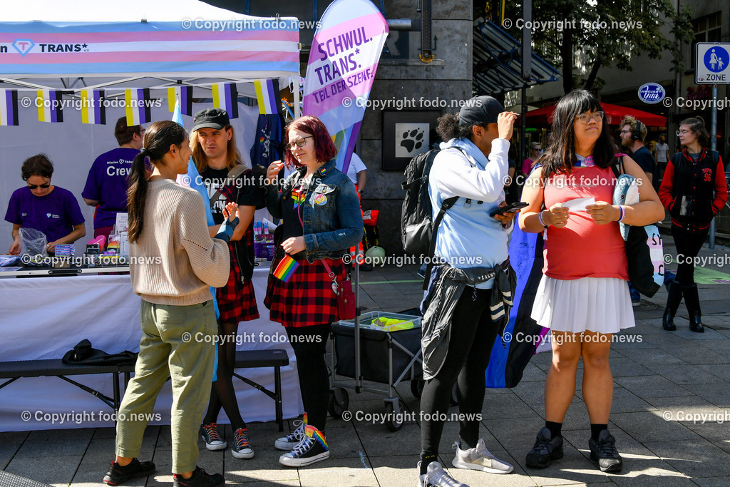 Deutschland_ Baden-Wuerttemberg_ Stuttgart_ Pride_ 13.09.2025-1 | 13.09.2025, Deutschland, GER, Baden-Wuerttemberg, Stuttgart, im Bild Themenbild, Vielfalt, Gleichberechtigung, LGBTQIA+, Love is Love, Stuttgart zeigt Flagge, CSD-Parade, Pride-Week, Community, Sichtbarkeit, Solidaritaet, Toleranz, Akzeptanz, Regenbogen, Menschenrechte, Politik mit Pride, Pride Night, Kulturfestival, Demo fuer Vielfalt, Queere Stimmen, Empowerment, Trans, Transgender, Homosexuell, Schilder, Fahnen, Bunt, LGBTQ, Lesbisch, Schwul, Bisexuell, Queer, Pride, Coming-out, Regenbogenflagge, Inklusion, Genderidentitaet, sexuelle Orientierung, Feature, Symbolbild