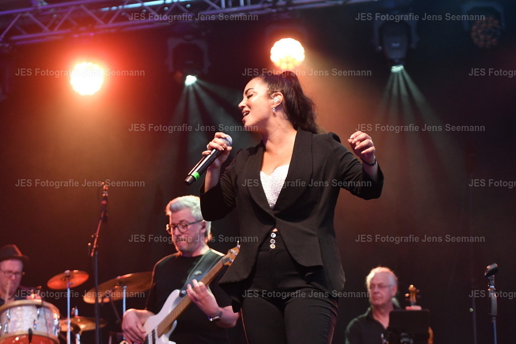 2026_Deborah Lee und the news_One Moment time Whitney Houston__0360 | Fotograf Jens Seemann - Realisiert mit Pictrs.com