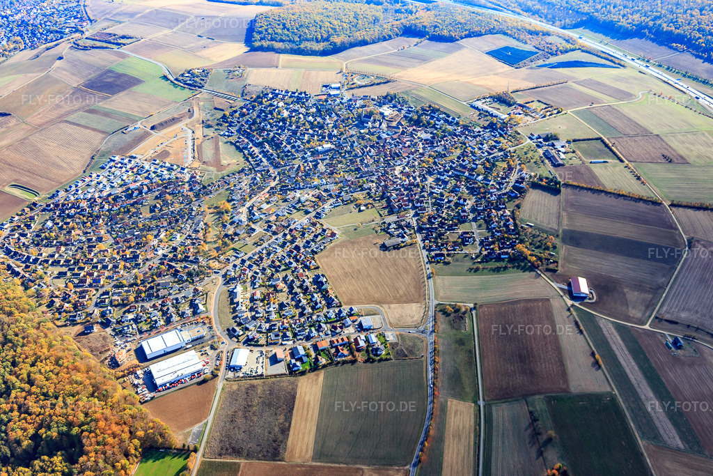 Luftbild: Ortsansicht von Westen in Waldbrunn im Bundesland Bayern in Deutschland. Foto: IMG_112330.jpg vom 02.11.2018 durch Werner Riehm/FLY-FOTO.de