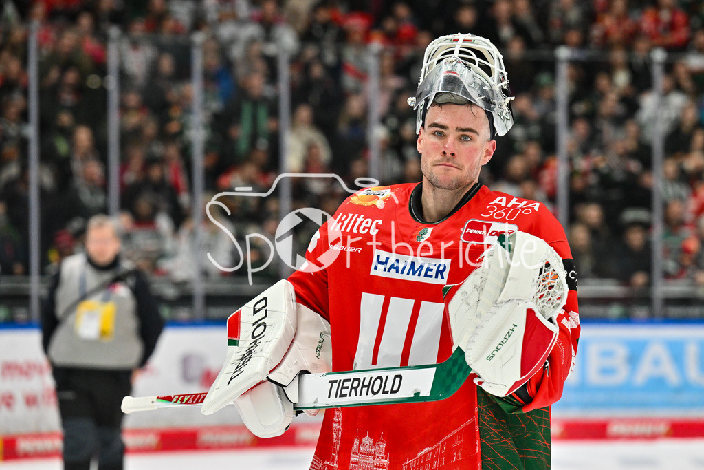 Augsburger Panther - Schwenninger Wild Wings | AUGSBURG, GERMANY - 02. JANUARY: das Team der Panther feiert zusammen mit den Fans den wichtigen Heimsieg gegen die Wild Wings nach dem Match zwischen den Augsburger Panthern und den Schwenninger Wild Wings am 35. Spieltag der Penny DEL im Curt Frenzel Stadion / Peyton JONES (Augsburger Panther 41)