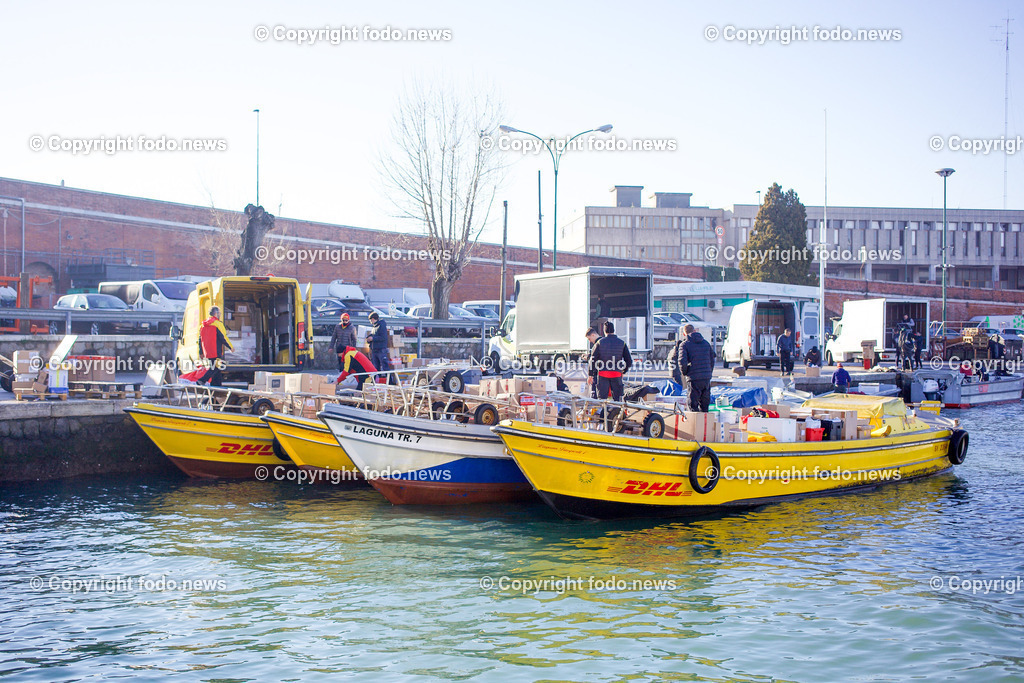 Italien_ Venedig_ 16.02.2024-39 | 16.02.2024, Italien, ITA, Venetien, Venedig, im Bild Venedig, Stadtansichten, Touristen, Reisefeature, venezianisch, Reise, Venedig, Venezia, Venetien, Stadtansicht, Campanile, Canale Grande, Markusplatz, Markuskirche, Touristen, Gondel, Gondolere, Faehre, Motorboot, Wassertaxi, Vaporetto, Adria, Lagune, Pfahlbauten, Bruecke, Rialtobruecke, La Gondola, Dogenpalast, Italien, Hochwasser, Creativ, Kreativ