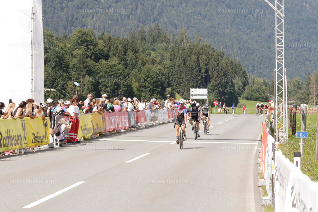 1053_20230817_Bewerb_Maenner_Muehlanger | AUT - OESTERREICH, 2023-08-16: SPORT RENNRAD-FAHREN - 55. INTERNATIONALER RADWELTPOKAL IN ST. JOHANN IN TIROL  - Vintage-Radrennen mit WM-Bronze-Medaillen-Siegerin Christina Schweinberger, den Teilnehmer und Alexander Baumann (vom Orginastions-Team) - TAG 2 BEWERB MAENNER IN SECHS GRUPPEN  ; Foto: Roland Muehlanger