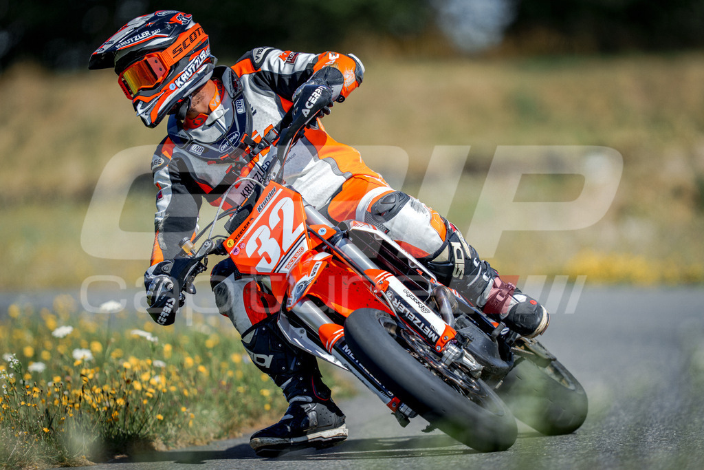 SuperMoto_Staatsmeisterschaft_Fuglau-327 | GRIPcapture steht für authentische Sportfotografie in Österreich – für Momente, die mehr sind als Geschwindigkeit oder Ergebnis. Es geht um Emotion, Spannung, Fokus und den Augenblick, der oft nur einen Wimpernschlag dauert.Ob Motorsport, Teamsport oder 