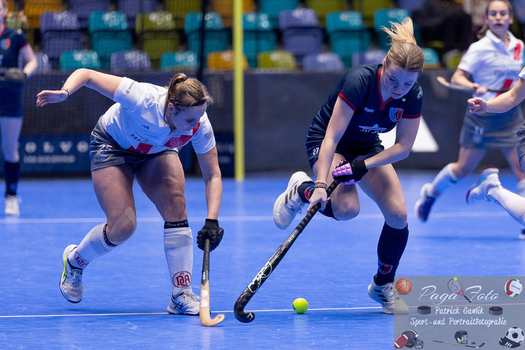 Volvo E.R.B. Final 4 Halbfinale Frauen: Der Club an der Alster - Berlienr HC, 25.01.2025 | Viktoria Martha Huse (Der Club an der Alster #25) &amp; Philine Drumm (Berliner HC #27) im Kampf um den Ball, Der Club an der Alster - Berliner HC, Frankfurt, Süwag Arena, 25.1.2025 - Realisiert mit Pictrs.com