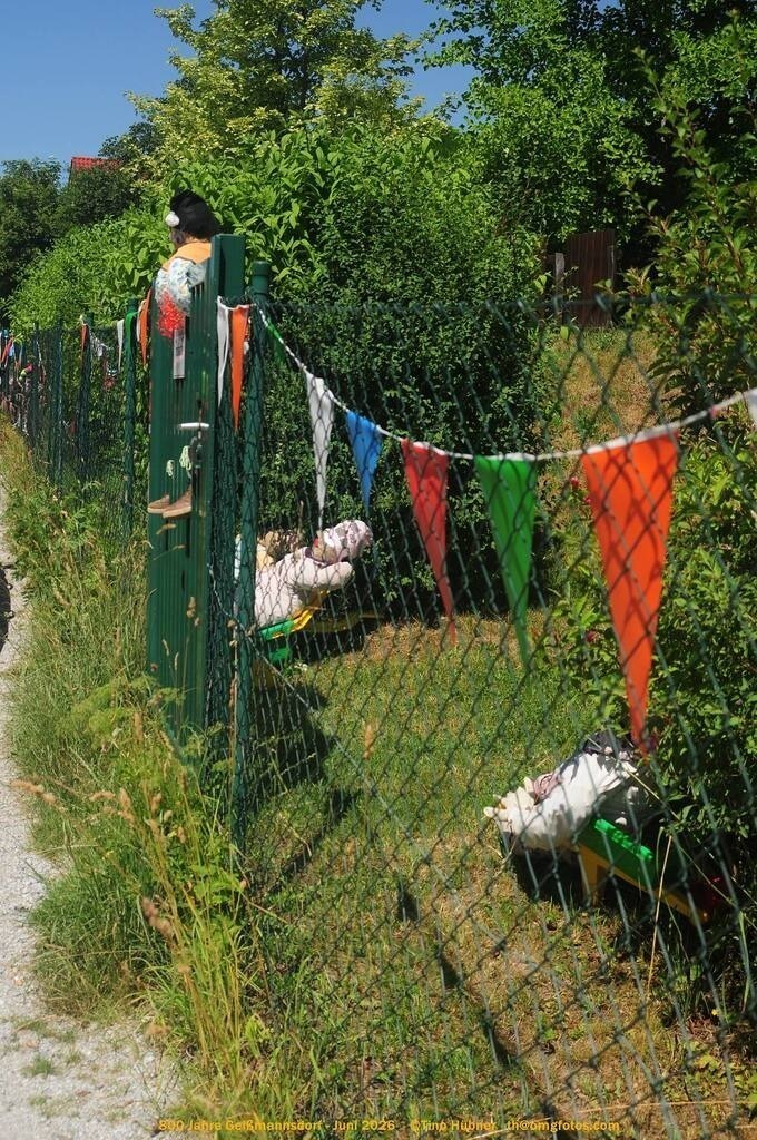Geißmannsdorf-2026-Ortsbilder-586 | Geißmannsdorf bei Bischofswerda im Sommer 2026. Ein fotografischer Streifzug durch das Dorf Geißmannsdorf, mit Gebäuden, Straßen, Strohpuppen und geschmückten Vorgärten und Grundstücken anlässlich der 800-Jahr-Feier von Geißmannsdorf im Juni 2026 - Realisiert mit Pictrs.com