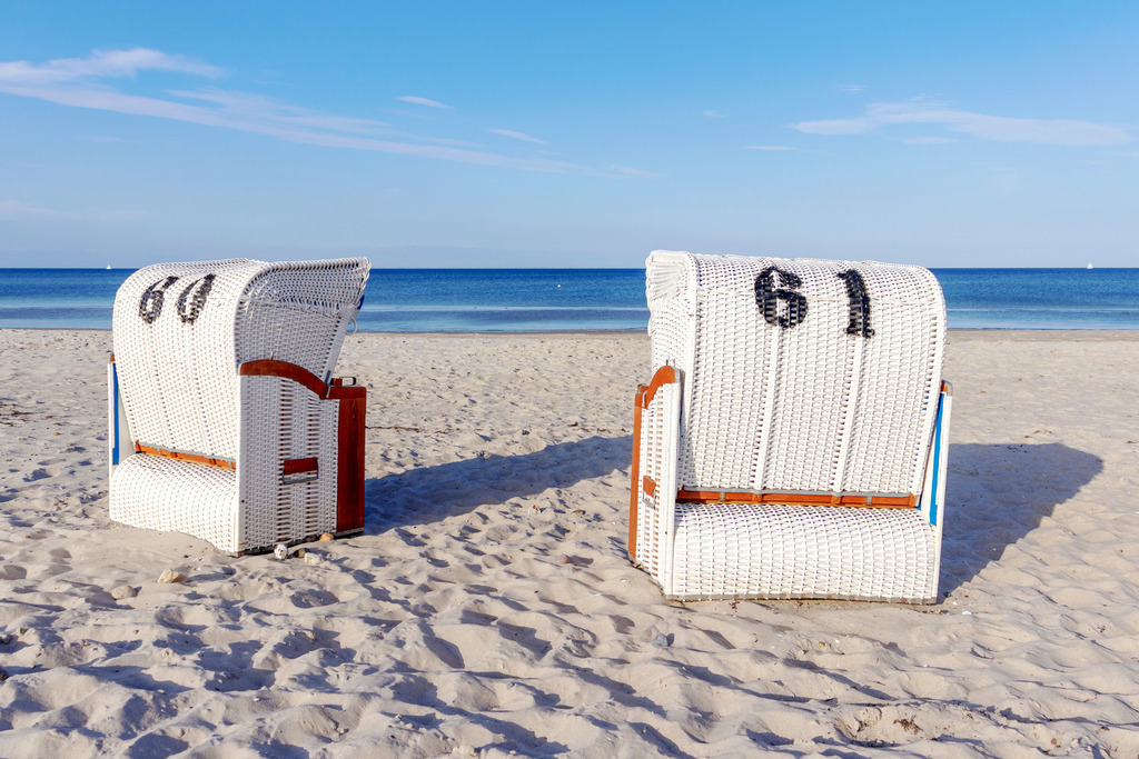 Akustikbild: Strandkörbe an der Ostsee | Dieses Akustikbild im Querformat zeigt zwei Strandkörbe am Sandstrand im Sommer. Am blauen Himmel sind kleine Schleierwolken zu sehen. Holen Sie sich den Sommer am Meer auf Leinwand, auf Aluminium-Platte oder Acrylglas. Ideal fürs Wohnzimmer, Schlafzimmer, Küche, den Arbeitsplatz oder die Ferienwohnung. Die Wandbilder werden individuell für Sie in vielen Abmessungen produziert. Daher passen die Ostseekult Wandbilder immer perfekt an Ihre Wände.  - Realisiert mit Pictrs.com