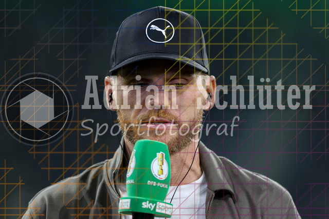 Borussia Mönchengladbach vs Karlsruher SC - DFB-Pokal 2. Runde | Mönchengladbach, Deutschland, 28.10.25:   Trainer Eugen Polanski (Borussia Mönchengladbach) im Interview waehrend des Spiels der DFB-Pokal 2. Runde zwischen Borussia Mönchengladbach vs Karlsruher SC im Stadion im Borussia Park(Foto von Brauer-Fotoagentur / Adrian Schlueter)