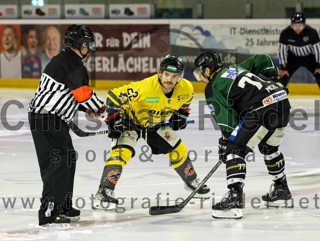 2022-11-20_009_TSV_Erding_gegen_ERSC_Amberg | Erding, Deutschland, 20.11.2022:
Eishockey, Bayernliga 2022 / 2023, 15. Spieltag, TSV Erding gegen ERSC Amberg, Endergebnis: 5:1

Brett Mennear (ERSC Amberg, #22), Philipp Michl (Erding Gladiators, #77)

Foto: Christian Riedel / fotografie-riedel.net