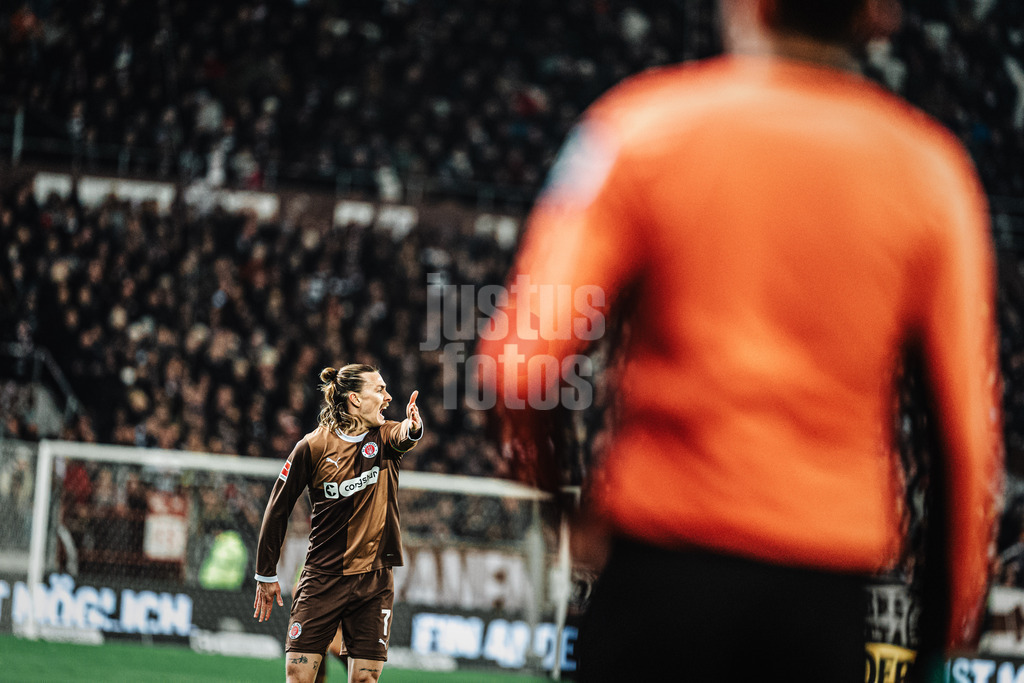 Fußball | Männer | Saison 2024/2025  | Fußball-Bundesliga | 26. Spieltag | FC St. Pauli vs. TSG Hoffenheim | 14.03.2025 | Jackson Irvine (#7, FC St. Pauli) sauer über eine Schiedsrichterentscheidung