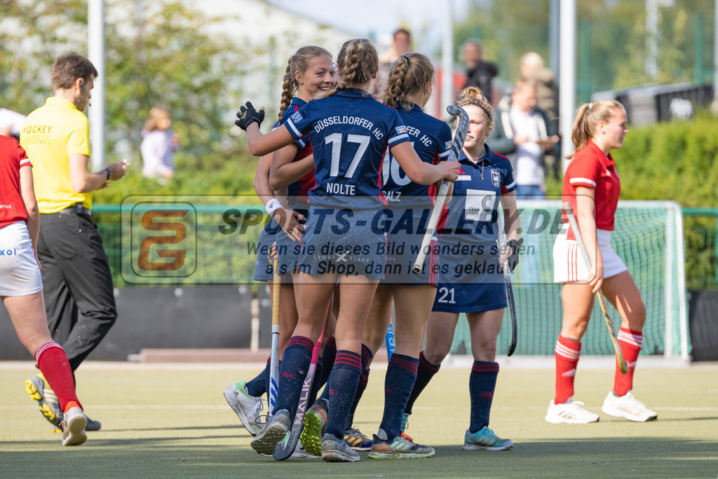 HK_20220925_100177 | 1. Bundesliga Damen Düsseldorfer HC - Berliner HC  am 25.9.2022 DHC Düsseldorf, Düsseldorf , Lisa Nolte ( Düsseldorfer HC #17 ) , Sophia Schwabe ( Düsseldorfer HC #18 ) , Maike Schaunig ( Düsseldorfer HC #21 )