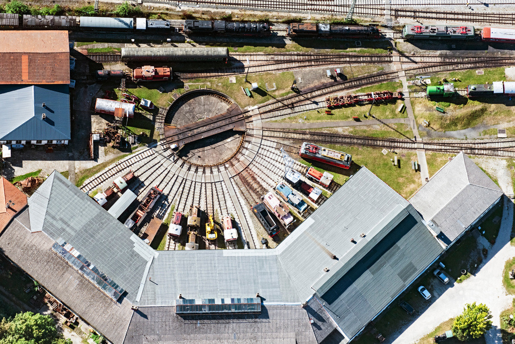 dr__0093339.jpg | NöRDLINGEN 01.10.2021 Museum- und Ausstellungs- Gebäude- Ensemble Bayerisches Eisenbahnmuseum e.V in Nördlingen im Bundesland Bayern, Deutschland. // Museum building ensemble Bayerisches Eisenbahnmuseum e.V in Noerdlingen in the state Bavaria, Germany. Foto: Daniel Reiter