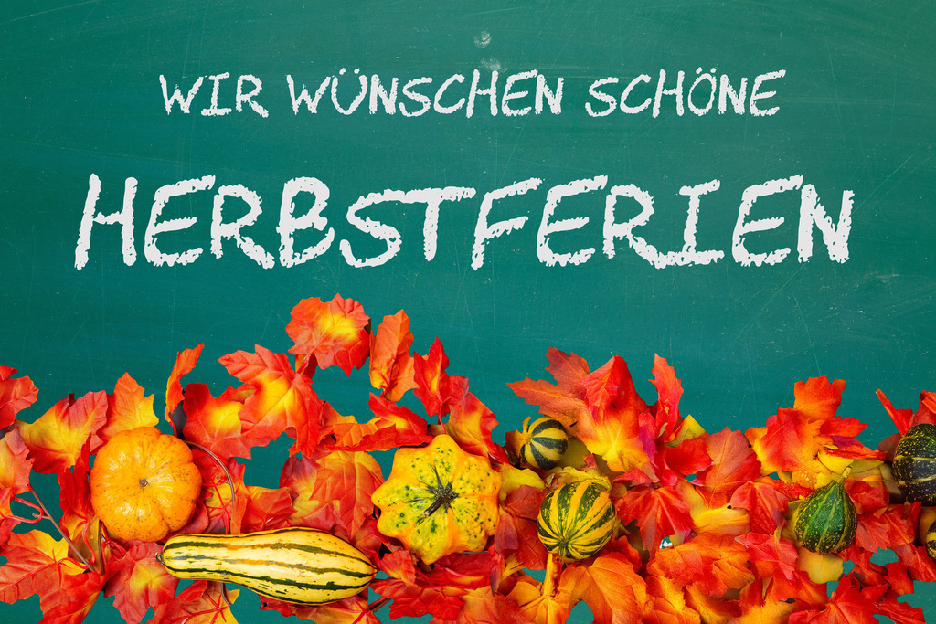 Herbstferien: Schultafel mit der Aufschrift WIR WÜSCHEN SCHÖNE HERBSTFERIEN und herbstliche Dekoration | Herbstferien: Schultafel mit der Aufschrift WIR WÜSCHEN SCHÖNE HERBSTFERIEN und herbstliche Dekoration - Realisiert mit Pictrs.com