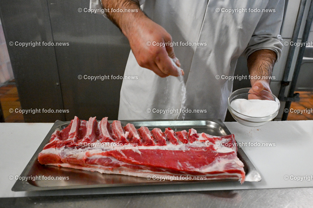Fleischerei Fischelmaier_ Pabneukirchen_ 03.04.2024-41 | 03.04.2024, Pabneukirchen, AUT, Fleischerei Fischelmaier, im Bild Fleisch wird mit verschiedenen Gewuerzen zum raeuchern vorbereitet