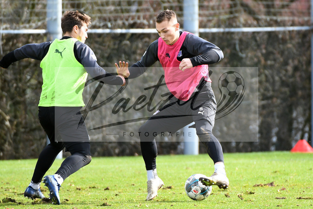 20200229_TRAOSN_0010 | Fussball, Herren: Benjamin Girth (VfL Osnabrueck) und Sven Koehler (VfL Osnabrueck) im Zweikampf waehrend der Trainingseinheit des VfL Osnabrueck im Sportpark Illoshoehe am 29.02.2020 in Osnabrueck, Deutschland. - Realisiert mit Pictrs.com