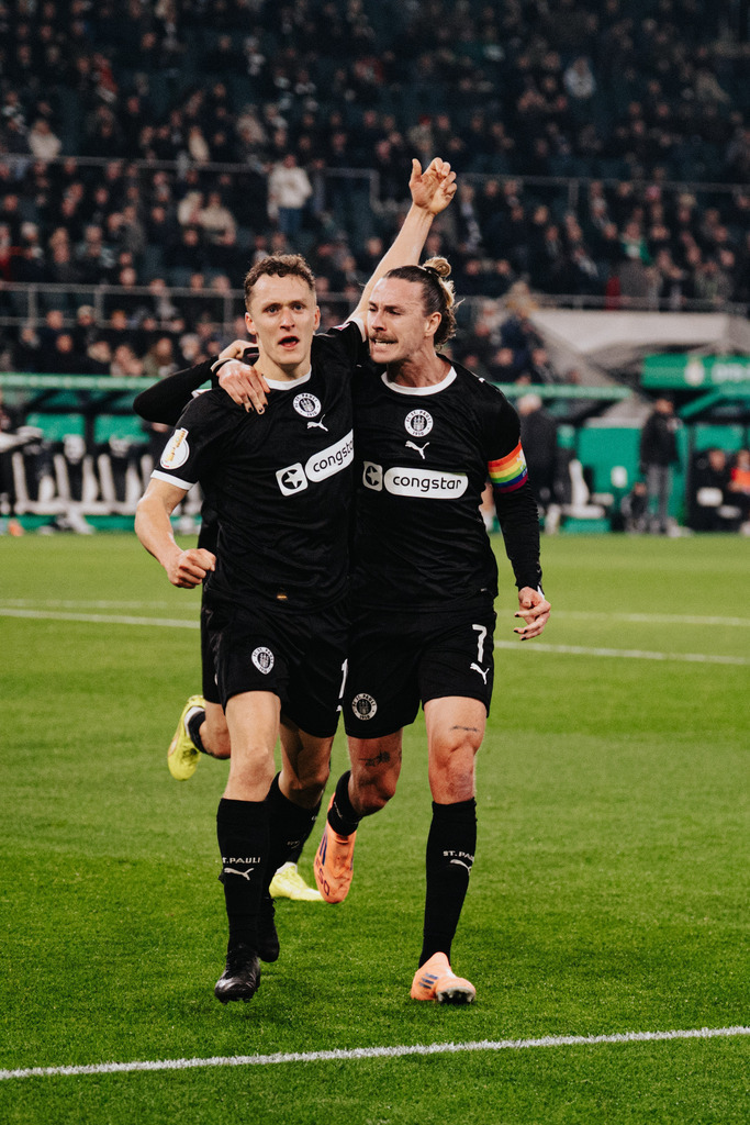 FCS04428 | Der offizielle Shop für FC St. Pauli Fotos. Wähle aus Spielszenen & Fanmomenten dein FCSP Wunschformat. Wir liefern Millerntor-Atmosphäre.