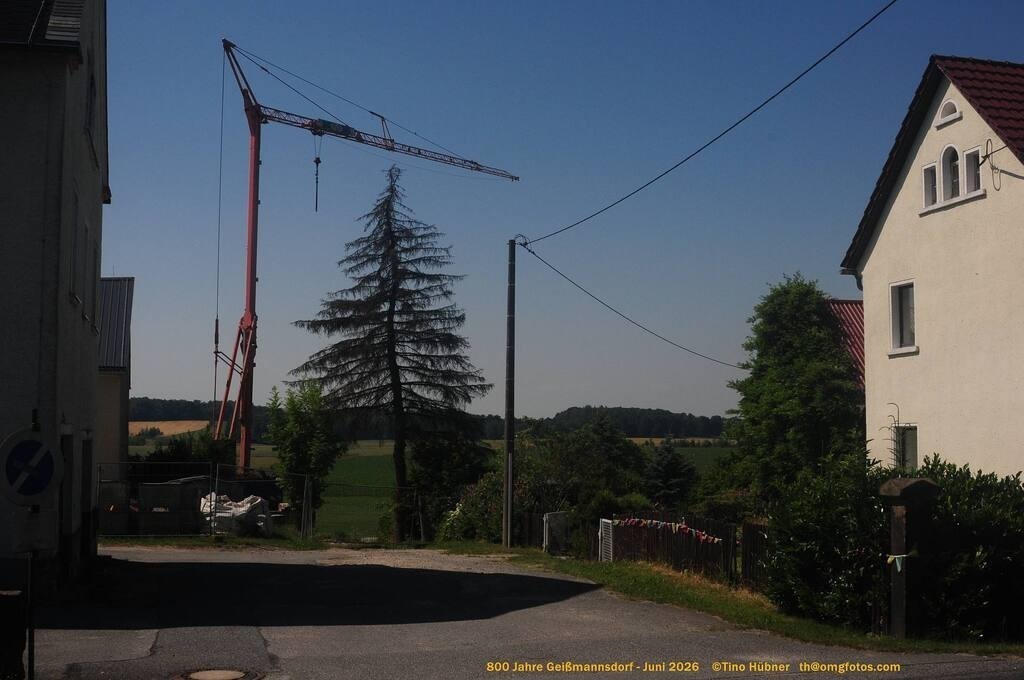 Geißmannsdorf-2026-Ortsbilder-035 | Geißmannsdorf bei Bischofswerda im Sommer 2026. Ein fotografischer Streifzug durch das Dorf Geißmannsdorf, mit Gebäuden, Straßen, Strohpuppen und geschmückten Vorgärten und Grundstücken anlässlich der 800-Jahr-Feier von Geißmannsdorf im Juni 2026 - Realisiert mit Pictrs.com
