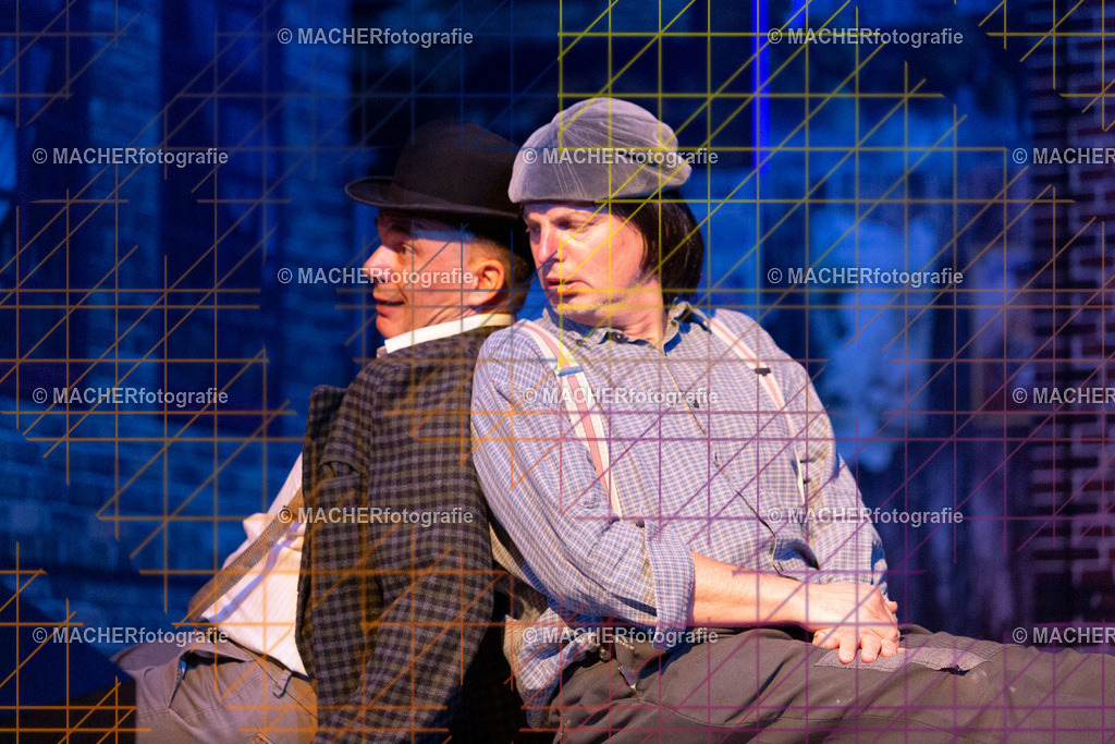 082_MFL-2025 | Portraitbilder von Regisseur; Darsteller; Techniker; Maske; Kostüme; Chor; Musiker; Bilderserie der Generalprobe und der Premierenvorstellung, Szenenbilder; Ausdrucksstudien; Bühnenüberblick; Bühnenkulissen; Pressefotos inkl. Redaktionsfoto Darstellergruppe.