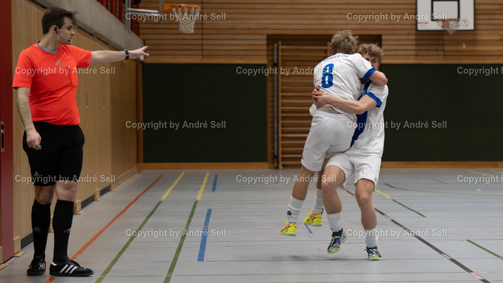 20250118_7452 | 21. A-Jugend-Turnier des VfR Neumünster um den KulturLokschuppen-Pokal 2025, Finale - Niendorfer TSV (weiss) vs. JFV A/O/B/H/H U19 (schwarz), Jubel über den entscheidenden Finaltreffer bei Janosch Obertreis (Niendorf #8) &amp; Jesse Petri (Niendorf #15) / Schiedsrichter Jorrit Rathje - Realisiert mit Pictrs.com