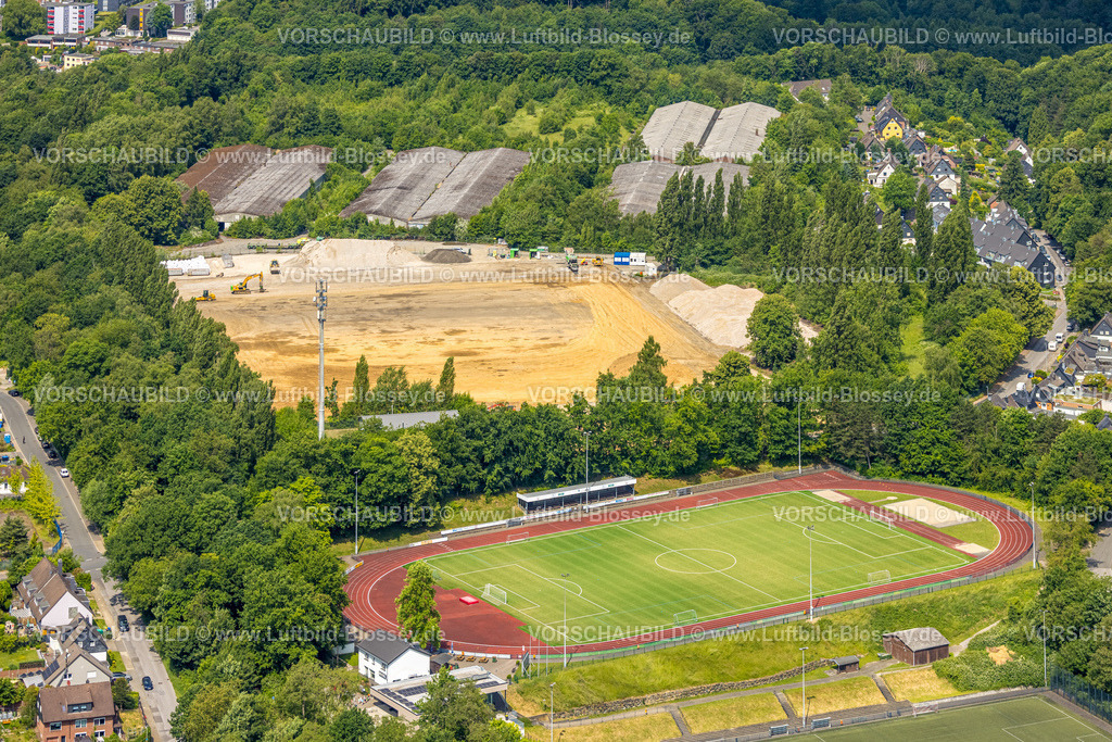 Heiligenhaus250601283 | Luftbild, Brachfläche nach Abriss THW Areal Logistikzentrum Talburgstraße, Fußballstadion und LeichtathletikStadion Am Sportfeld, SSVg 09/12 Heiligenhaus e. V., Isenbügel, Heiligenhaus, Ruhrgebiet, Nordrhein-Westfalen, Deutschland