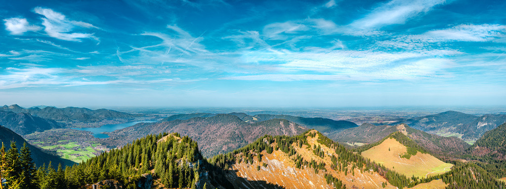 Gipfelblick von der Bodenschneid | Panoramablick von der Bodenschneid bei Tegernsee.  Der Tegernsee ist dabei sehr schön mit seiner einzigartigen Lage zu erkennen. - Realisiert mit Pictrs.com