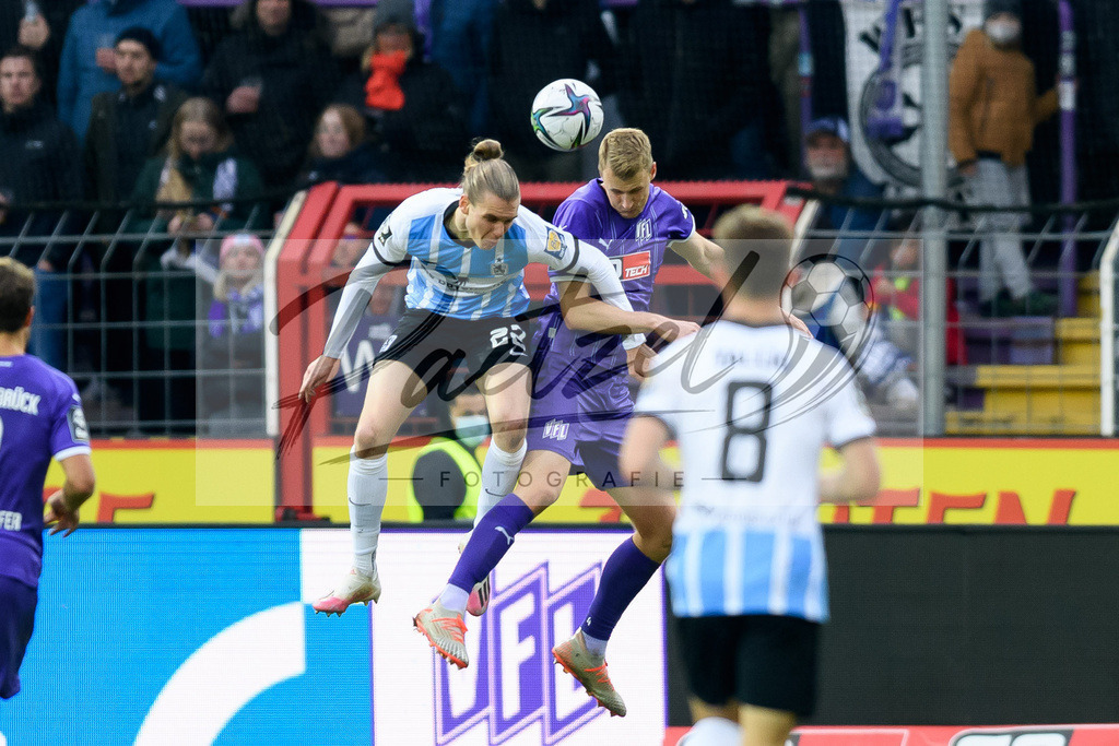 OSNTSV20211106_126 | Fussball, Herren: Tim Linsbichler (TSV 1860 Muenchen) und Lukas Gugganig (VfL Osnabrueck) im Zweikampf bei dem Spiel der 3. Liga zwischen VfL Osnabrueck und TSV 1860 Muenchen im Stadion an der Bremer Bruecke am 06.11.2021 in Osnanbrueck, Deutschland.DFB / DFL REGULATIONS PROHIBIT ANY USE OF PHOTOGRAPHS AS IMAGE SEQUENCES AND/OR QUASI-VIDEO. - Realisiert mit Pictrs.com