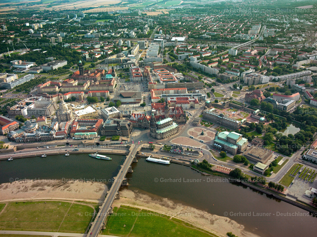 2417482 | DRESDEN  Altstadtbereich und Innenstadtzentrum am Neumarkt im Zentrum in Dresden im Bundesland Sachsen, Deutschland. Weiterführende Informationen bei: Landeshauptstadt Dresden,  Stiftung Frauenkirche Dresden. // Old Town area and city center in the district Zentrum in Dresden in the state Saxony, Germany. Further information at: Landeshauptstadt Dresden,  Stiftung Frauenkirche Dresden. Foto: Gerhard Launer