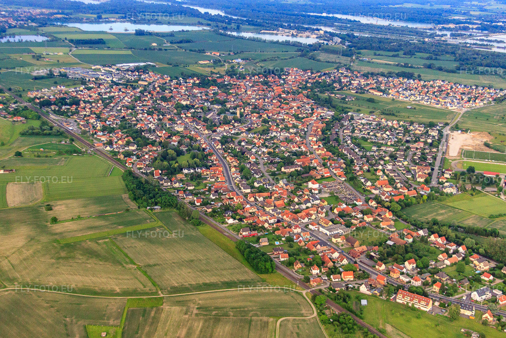 Vue aérienne: Vue de la ville depuis l'ouest à Gambsheim dans le département Bas Rhin, France.Photo: IMG_28854.jpg prise le 14/06/2010 par Werner Riehm/FLY-FOTO.euRésolution de l'original: 4555 x 3037 px