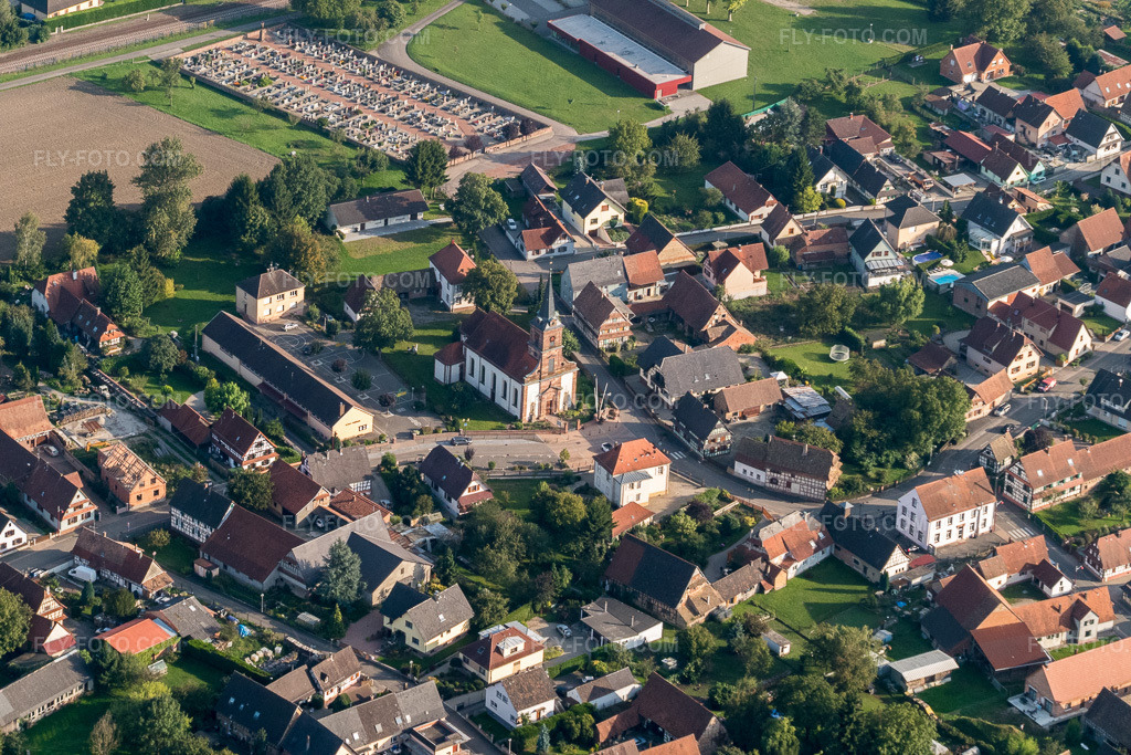 Aerial view: Protestant church in the village center in Rountzenheim in the state Bas-Rhin, France. – Photo: P1000932.jpg taken on 09/15/2014 by Werner Riehm/FLY-FOTO.com – Resolution of the original: 5472 x 3648 px