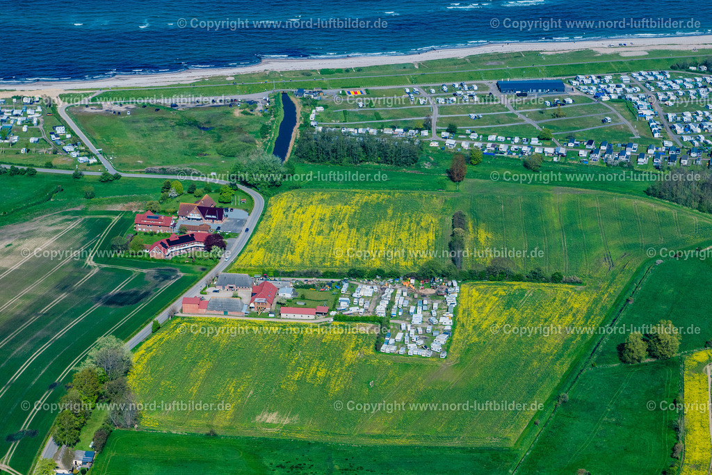 Drecht_ELS_6662010524 | HASSELBERG 01.05.2024 Ortsansicht der Straßen und Häuser der Wohngebiete in Drecht im Bundesland Schleswig-Holstein, Deutschland. // Town View of the streets and houses of the residential areas in Hasselberg in the state Schleswig-Holstein, Germany. Foto: Martin Elsen