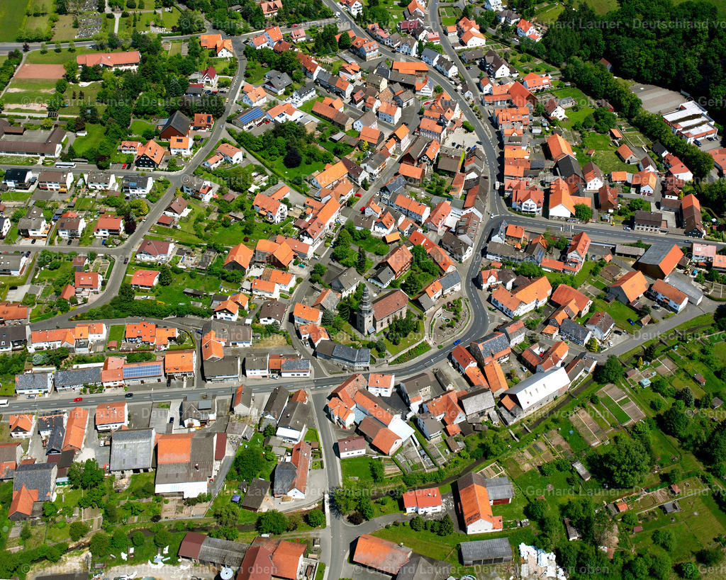 2614131 | KIRTORF 09.06.2006 Ortsansicht der Straßen und Häuser der Wohngebiete in Kirtorf im Bundesland Hessen, Deutschland // Town View of the streets and houses of the residential areas in Kirtorf in the state Hesse, Germany Foto: Gerhard Launer