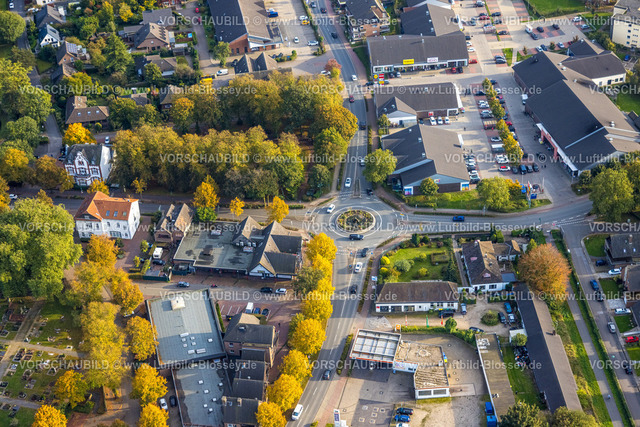 Kalkar241014289 | Luftbild, Kreisverkehr Bundesstraße B67 B57, Gocher Straße und Altkalkarer Straße, Supermarkt Rewe und DM, erbstliche Bäume, Kalkar, Niederrhein, Nordrhein-Westfalen, Deutschland