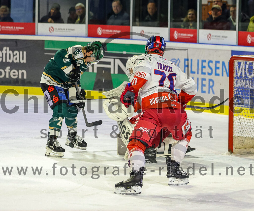 2025-11-16_137_TSV_Erding_gegen_Selber_Woelfe | Erding, Deutschland, 16.11.2025:Eishockey, Oberliga Süd 2025 / 2026, 17. Spieltag, TSV Erding gegen Selber Wölfe, Endergebnis: 3:1Erik Modlmayr (Erding Gladiators, #21), Torwart Nico Wiens (Selber Wölfe, #33), Stephan Tramm (Selber Wölfe, #70)Foto: Christian Riedel / fotografie-riedel.net