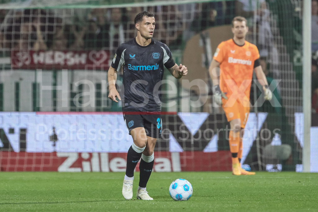 Fussball, Bundesliga, SV Werder Bremen - Bayer 04 Leverkusen | v.li.: Granit Xhaka (Bayer 04 Leverkusen, 34) am Ball, Einzelbild, Ganzkörper, Aktion, Action, Spielszene, DIE DFL-RICHTLINIEN UNTERSAGEN JEGLICHE NUTZUNG VON FOTOS ALS SEQUENZBILDER UND/ODER VIDEOÄHNLICHE FOTOSTRECKEN. DFL REGULATIONS PROHIBIT ANY USE OF PHOTOGRAPHS AS IMAGE SEQUENCES AND/OR QUASI-VIDEO.